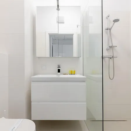 Wola Chic By Bookinghost * ワルシャワ