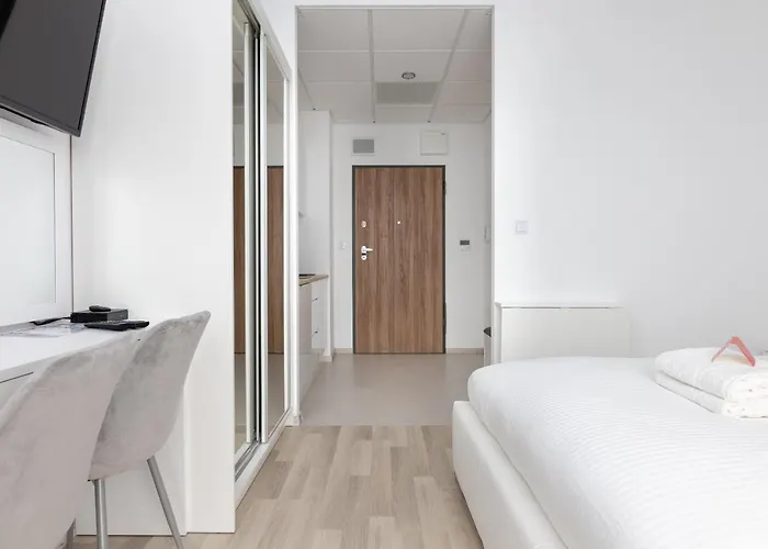 Wola Chic By Bookinghost * 华沙